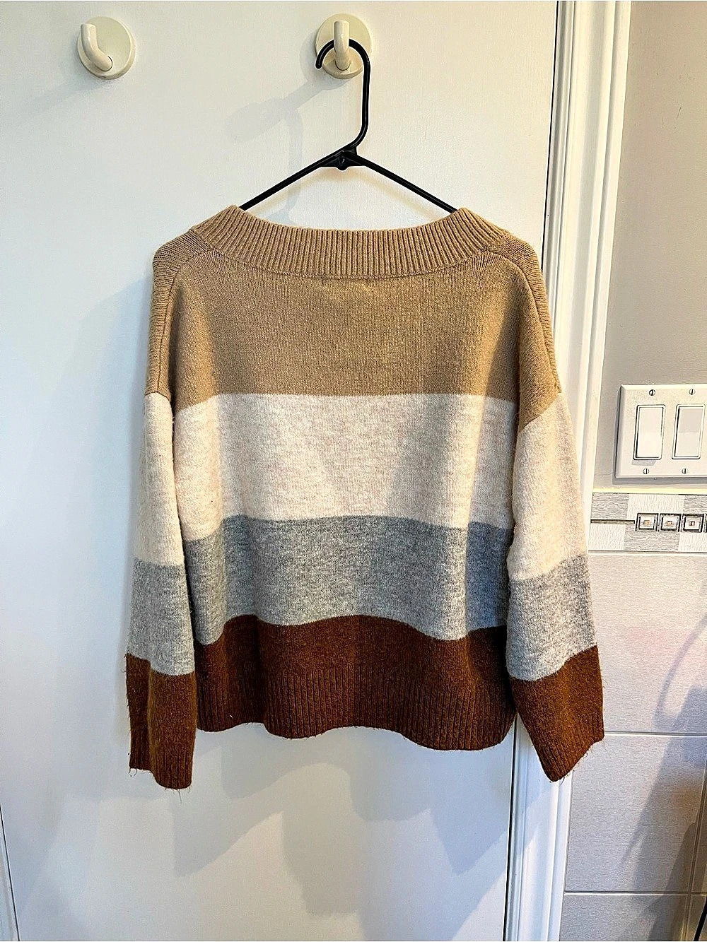 Color Block V-Neck Sweater - Picture 2 of 2
